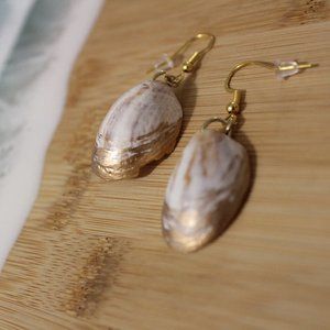 Handcrafted Jersey Shore Seashell Earrings (gold)
